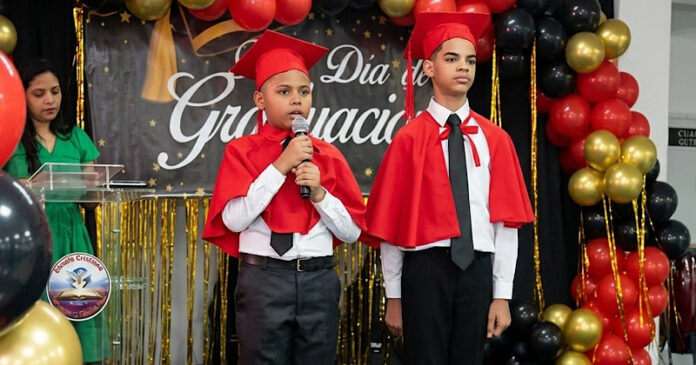 Centro de Estudios Delin gradúa a 60 niños en el programa «Ya se leer en Inglés»
