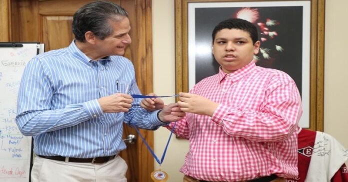 Mesa de Diálogo por el Autismo otorgó medalla por la inclusión a Oscar Villanueva