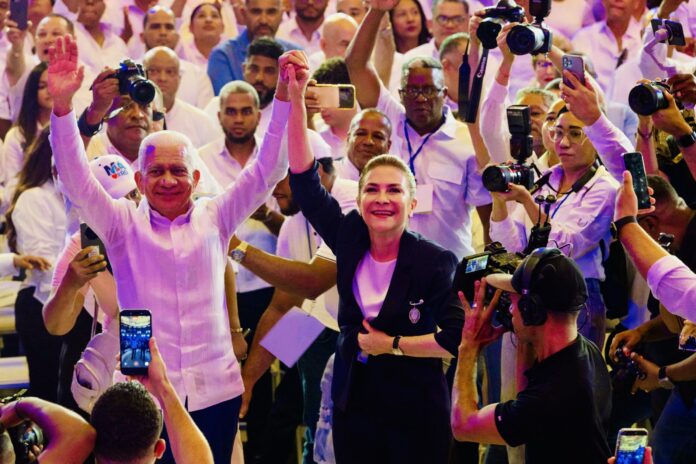 Ricardo de los Santos asume en acto masivo campaña de Carolina Mejía rumbo a 2028