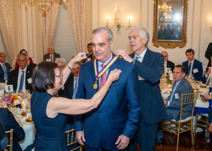 Abinader recibe Insignia de Oro de Americas Society por liderazgo de RD