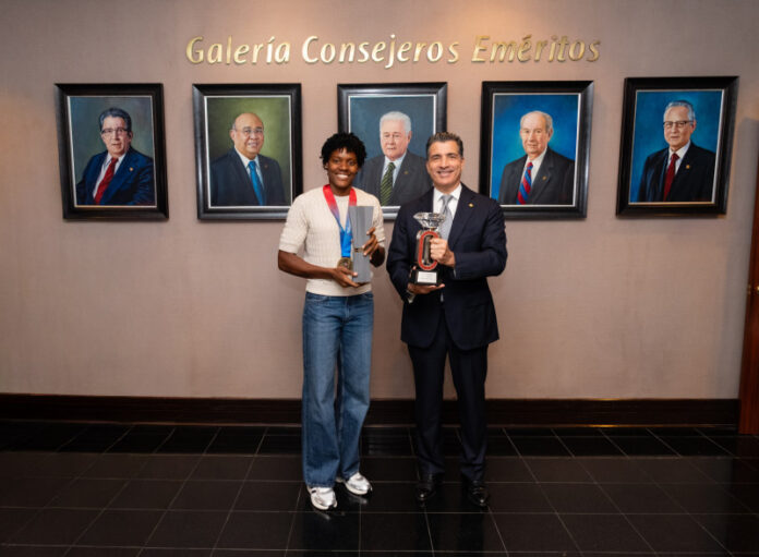 Marileidy Paulino recibe reconocimiento del Banco Popular tras histórica temporada