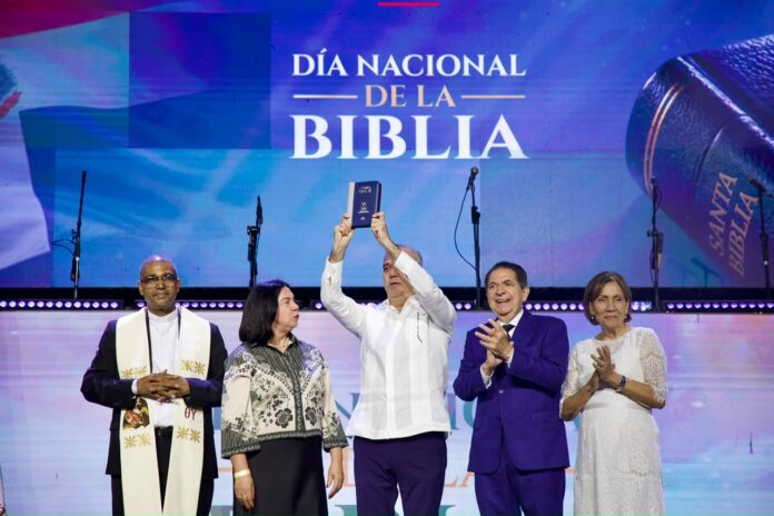 Comunidad Cristiana celebra el Día Nacional de la Biblia y reconoce apoyo de Abinader