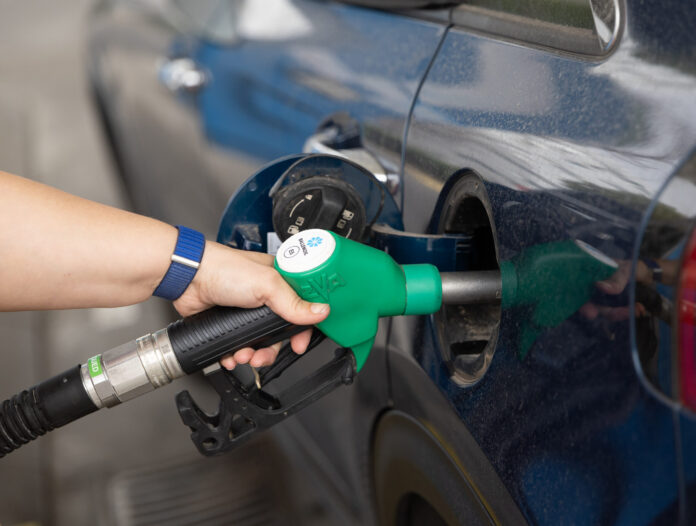 Petróleo cae por debajo de los US$100 tras señales de diálogo entre EE.UU. e Irán