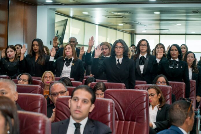 Pleno de la SCJ juramenta a 120 jueces ascendidos y promovidos