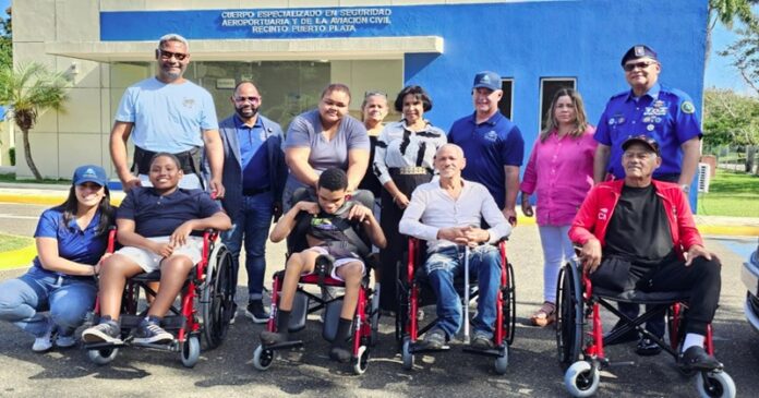 Fundaciones Wheel Chair y Cruz Jiminián entregan sillas de rueda en Puerto Plata y Santiago