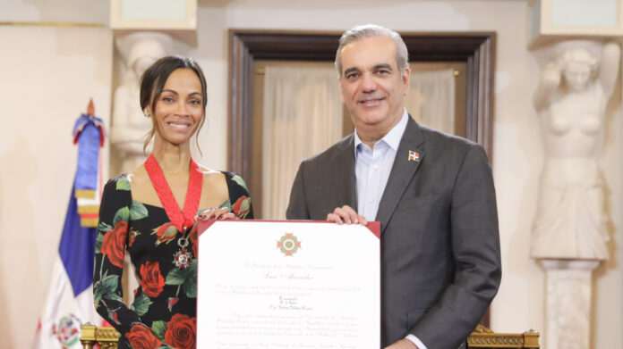 Abinader condecora destacada actriz dominicana Zoe Saldaña