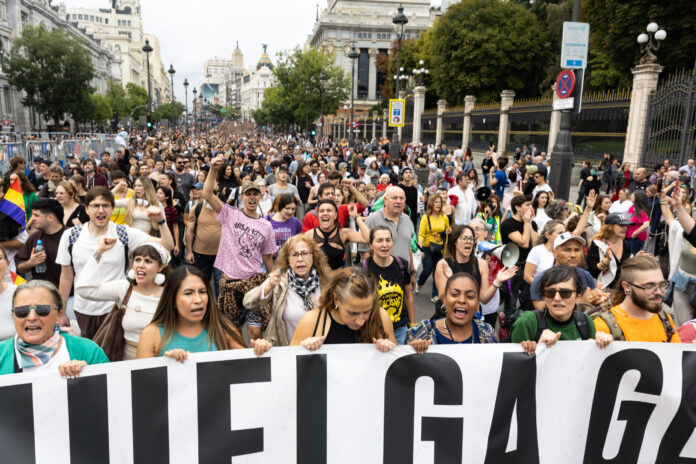 Miles marchan en España y reclaman huelga por la vivienda