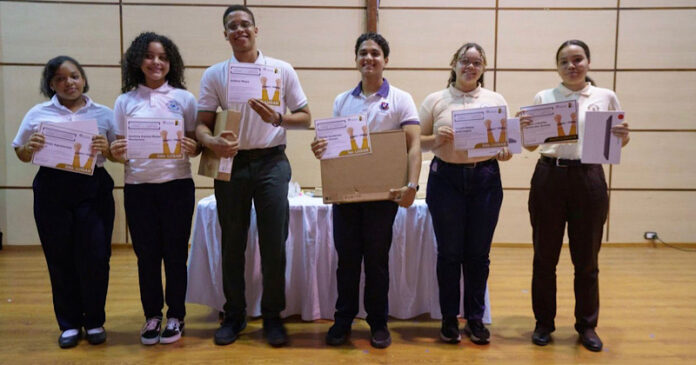 Instituciones reconocen a estudiantes ganadores del séptimo concurso de Ensayos por la Libertad