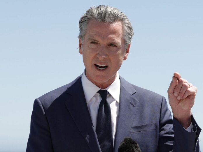 Newsom pide inhabilitar a Trump por “enfermo mental” tras polémica por Irán