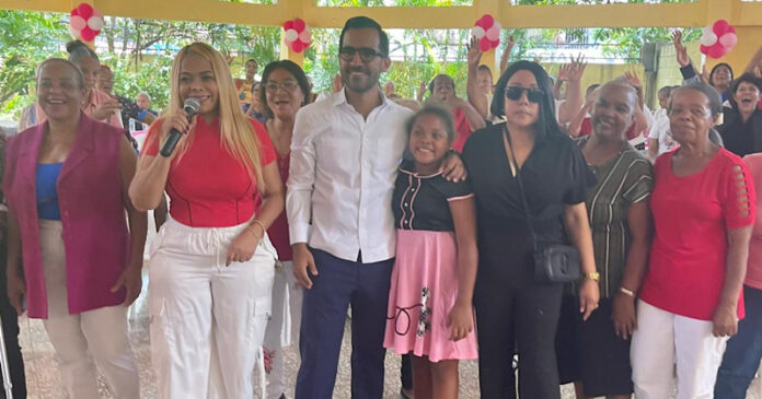 Luis Cruz y Fundación Cruz Jiminián celebran a las madres con multitudinario festejo en el DN