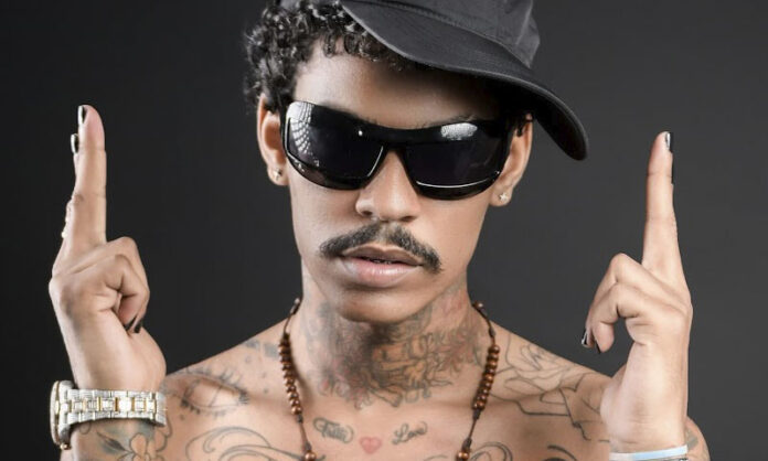 Tribunal de SDO declara en rebeldía al cantante de música urbana Dilón Baby