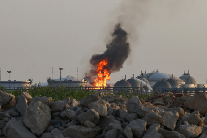 Explosiones sacuden a Yemen tras amenaza de ataque saudí contra instalación petrolera