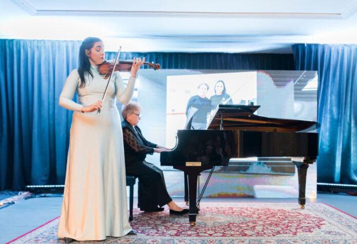 Aisha Syed y su violín envían un mensaje de esperanza a las víctimas desde el Teatro Nacional