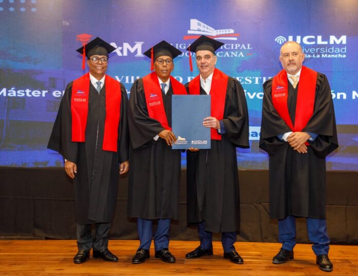 Abinader encabeza graduación dedicada a la memoria de José Rafael Abinader