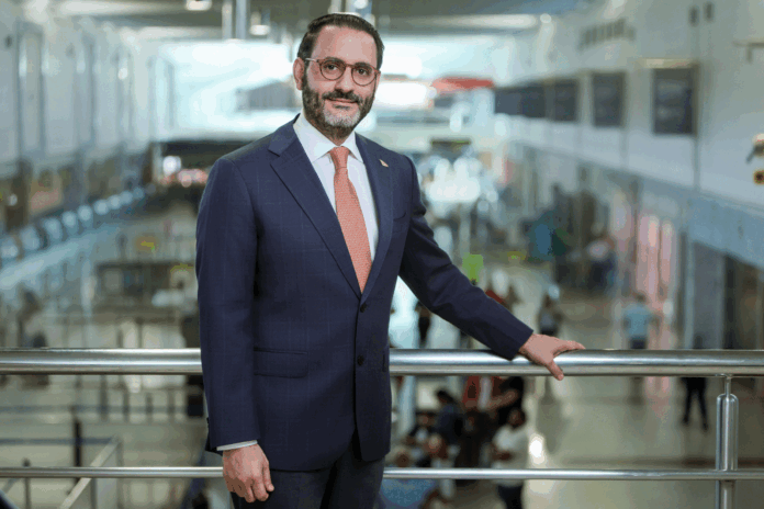 Carlos Núñez asume dirección clave en AERODOM en medio de expansión aeroportuaria