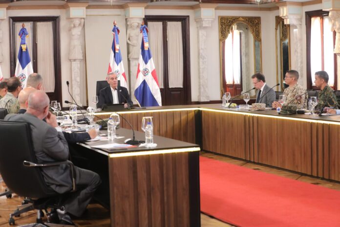 Abinader advierte que no se permitirá a bandas haitianas acercarse a menos de 20 km de la frontera