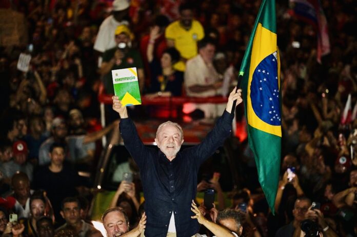 Lula toma ventaja de nuevo sobre Flávio Bolsonaro con más del 69% escrutado