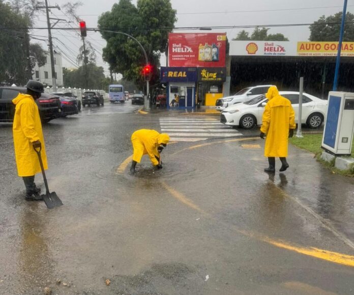 Alcaldía activa más de 500 brigadistas ante lluvias en Santo Domingo