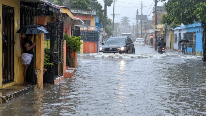 Gran Santo Domingo bajo agua por fuertes aguaceros; mantienen alertas